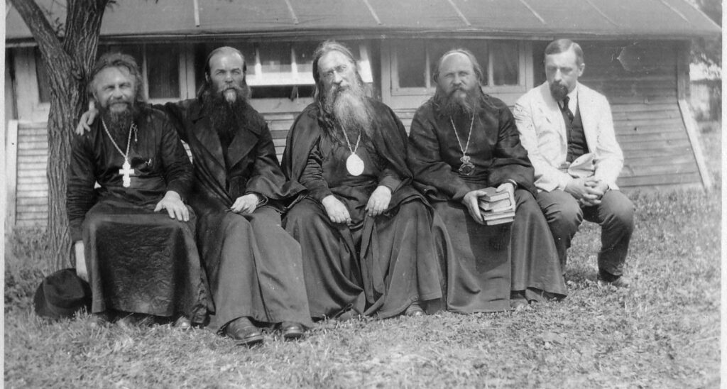 Крайний слева — о. Сергий Булгаков, в центре — митр. Евлогий (Георгиевский), крайний справа — А.В. Карташев. Источник: www.aquaviva.ru